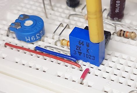 Aufbau auf einem Breadboard mit elektronischen Bauteilen