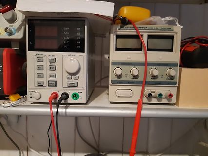 Zwei Labornetzteile auf einem Regal