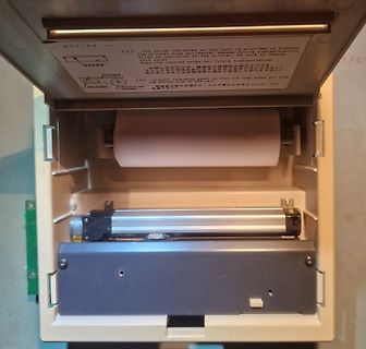 Innenansicht eines Thermodruckers mit Papierrolle