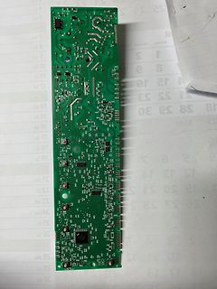 Grüne Leiterplatte mit elektronischen Bauteilen