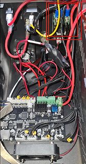 Innenansicht eines elektronischen Geräts mit Verkabelung und Platine