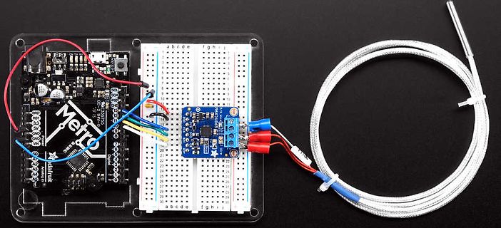 Mikrocontroller Aufbau auf Breadboard mit Kabeln