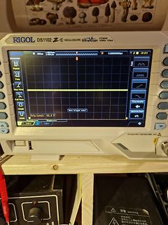 Rigol DS1102Z-E Oszilloskop mit horizontaler Linie