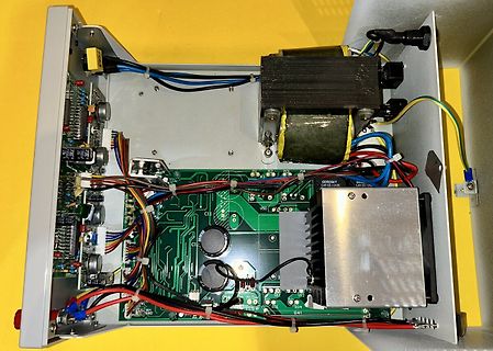 Innenansicht eines Netzteils mit Platine und Transformator