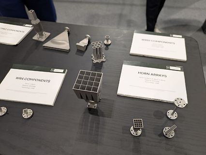 3D-gedruckte HF-Komponenten und Horn-Arrays auf Tisch
