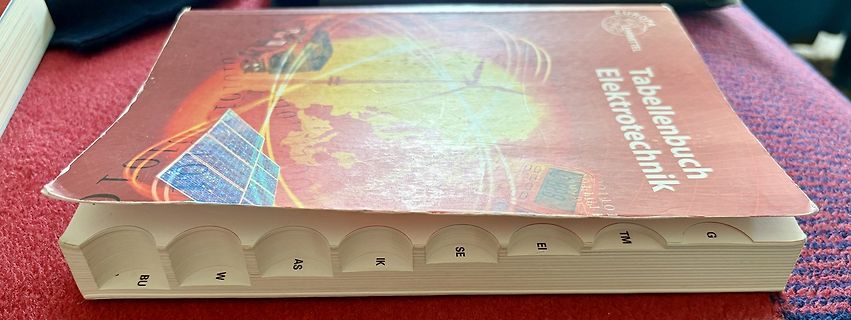 Tabellenbuch Elektrotechnik auf einem Tisch