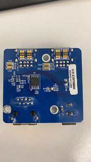 Blaue Leiterplatte mit elektronischen Bauteilen