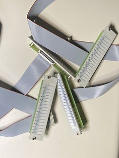Flachbandkabel und Anschlussplatinen mit Nummerierung