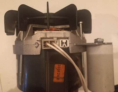 Elektromotor mit Lüfterrad und Kabeln
