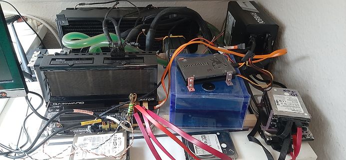 Computer-Komponenten und Hardware-Bauteile auf einem Tisch