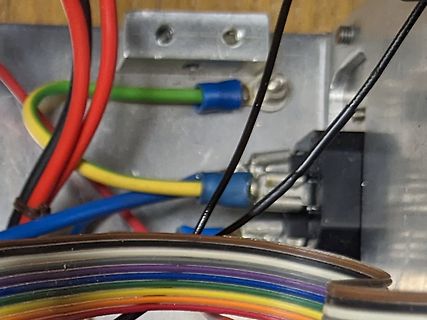 Verdrahtung eines elektronischen Bauteils mit bunten Kabeln
