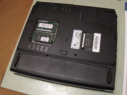 Unterseite eines Laptops mit geöffnetem RAM-Modul