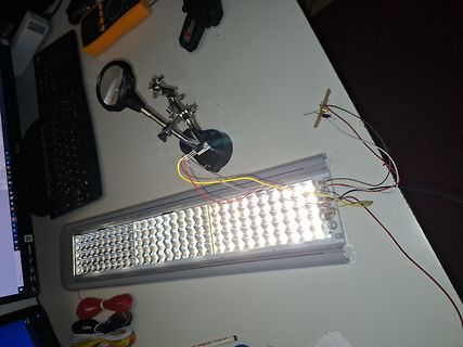 LED-Leuchtmittel auf Werkstatt-Tisch mit Messaufbau