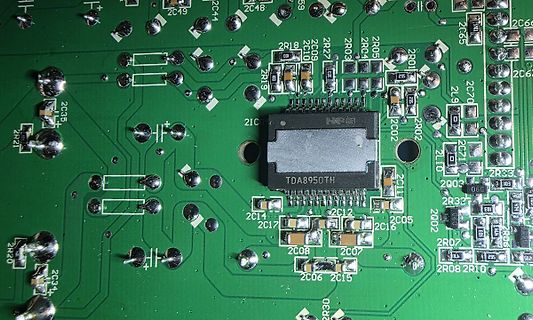 Nahaufnahme einer Leiterplatte mit TDA8950TH IC