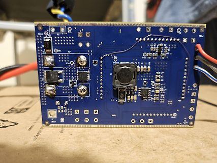 Blaue Leiterplatte mit elektronischen Bauteilen