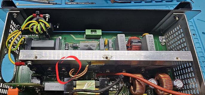 Innenansicht eines Netzteils mit Spulen und Bauteilen