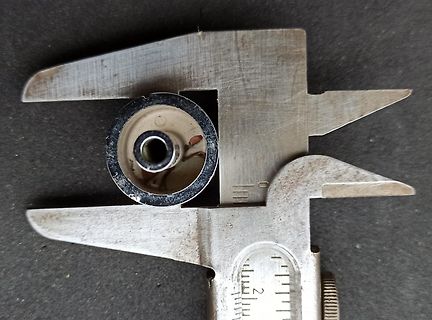 Messung eines Bauteils mit Messschieber