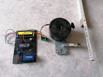Elektronikaufbau mit Mikrocontroller, Batterie und Motor