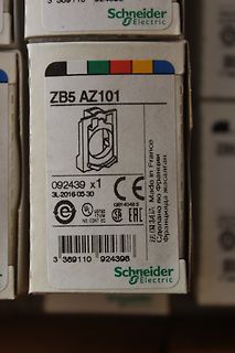 Verpackung eines Schneider Electric ZB5 AZ101