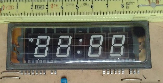7-Segment-Anzeige mit Lineal im Hintergrund