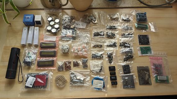 Sortiment an Elektronikbauteilen in Plastikbeuteln auf Holztisch