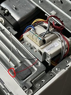 Verkabelung eines elektrischen Bauteils in einem Gehäuse