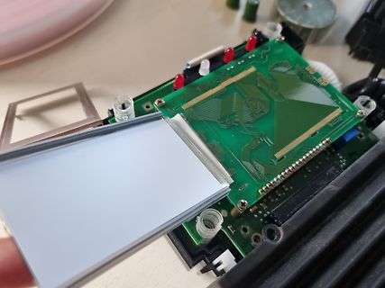 Geöffnete Elektronik mit Display und Leiterplatte