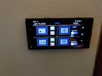 Abfotografiertes Smart-Home-Display an einer Wand