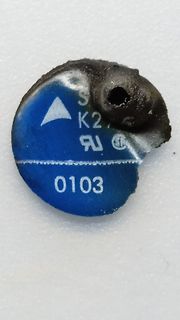 Beschädigtes blaues elektronisches Bauteil