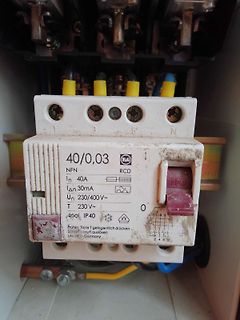 Vierpoliger FI-Schutzschalter in Elektroinstallation