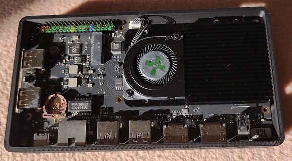 Innenansicht eines elektronischen Geräts mit Leiterplatte und Lüfter