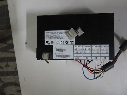 Netzteil mit Typenschild und Anschlussbelegung
