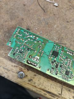 Foto einer Leiterplatte mit elektronischen Bauteilen