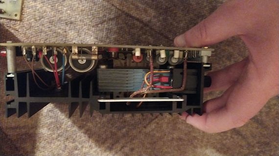 Innenansicht eines elektronischen Geräts mit Kühlkörper