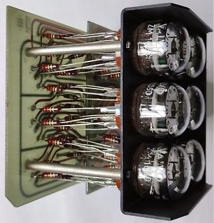 Elektronikmodul mit Vakuumröhren und Widerständen