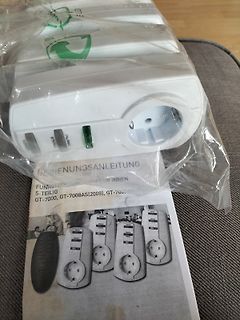 Steckdosenleiste in Plastikverpackung mit Bedienungsanleitung
