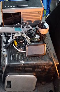 Elektronikgeräte und Kabel auf einer Oberfläche