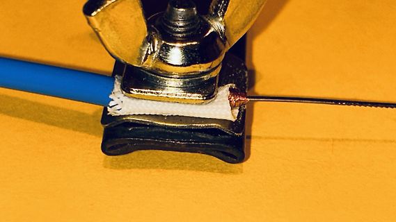 Krokodilklemme mit blauem Kabel und Draht