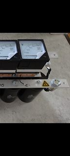 Analoge Voltmeter und Kondensatoren auf Montageplatte