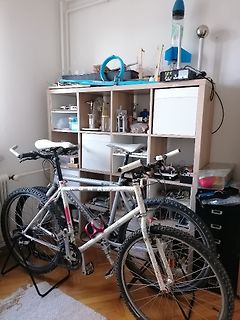 Fahrrad vor einem Regal in einem Raum