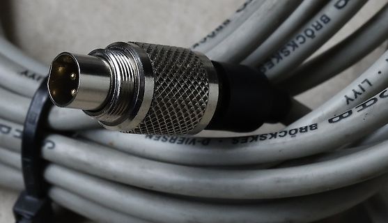 XLR-Stecker an grauem Kabel