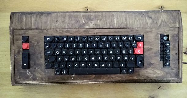 Handgefertigte mechanische Tastatur in Holzgehäuse