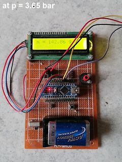 Aufbau mit Mikrocontroller, LCD-Display und 9V-Batterie