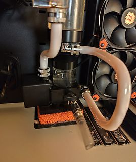 Nahaufnahme einer Wasserkühlung in einem PC-Gehäuse