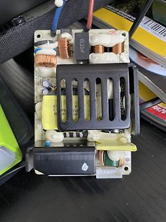 Innenansicht eines Schaltnetzteils mit Spulen und Kühlkörper