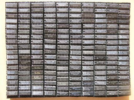 Sammlung verschiedener integrierter Schaltkreise in DIP-Gehäusen