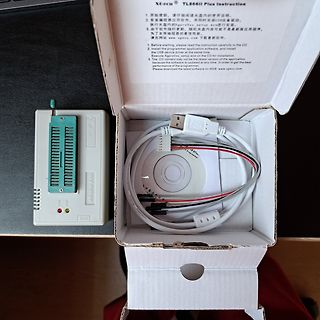 XGecu TL866II Plus Programmiergerät und Zubehör in Verpackung