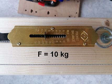 Taschenwaage auf Holzbrett mit Texteinblendung