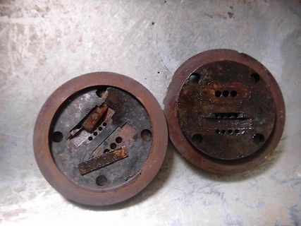Zwei alte, verrostete runde Metallkomponenten