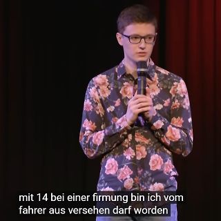 Person mit Mikrofon und Untertitel